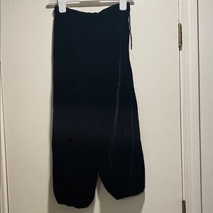 Charles Glueck Vintage Elegant Black Velvet Cropped Balloon Elastic Capri Pants
